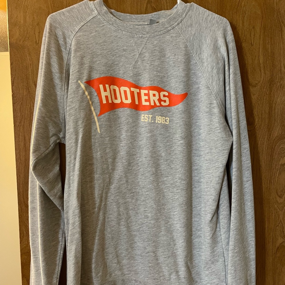 HOOTERS Crewneck